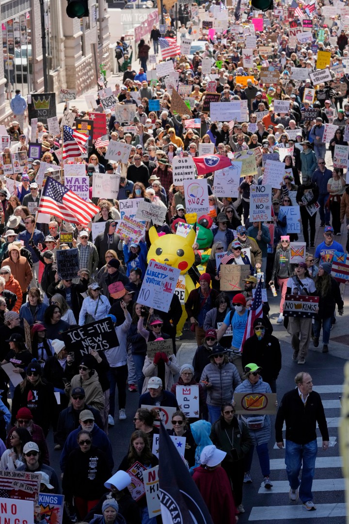 <p>Мащабни протести срещу администрацията на Тръмп се провеждат в редица градове в САЩ. Демонстрациите бележат третата вълна от митинги под надслов &bdquo;Без крале&ldquo; &ndash; инициатива, която в миналото е привличала милиони участници.</p>