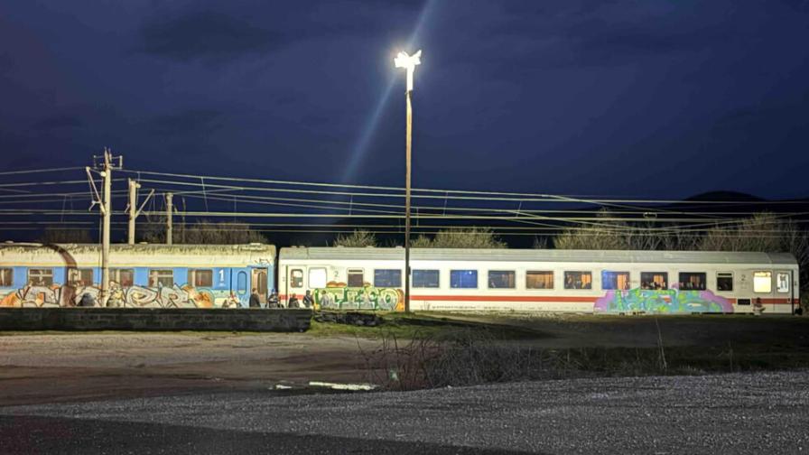 Товарен влак аварира преди ЖП гара Тъжа