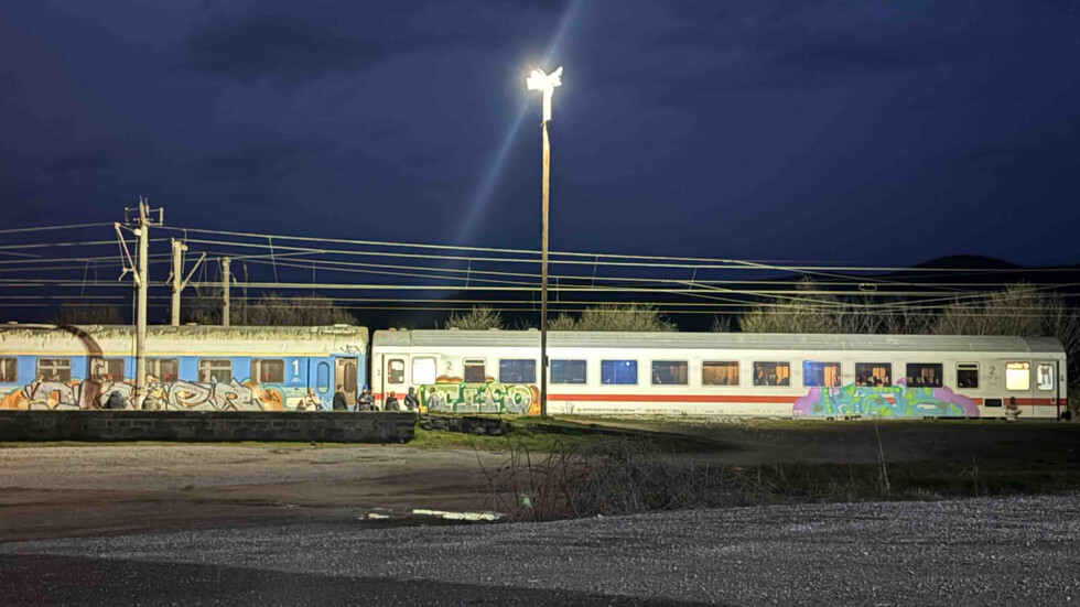 Товарен влак аварира преди ЖП гара Тъжа