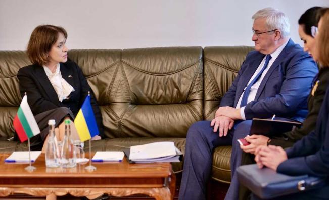 Нейнски: България също беше изнудвана от Русия, така че разбира Украйна