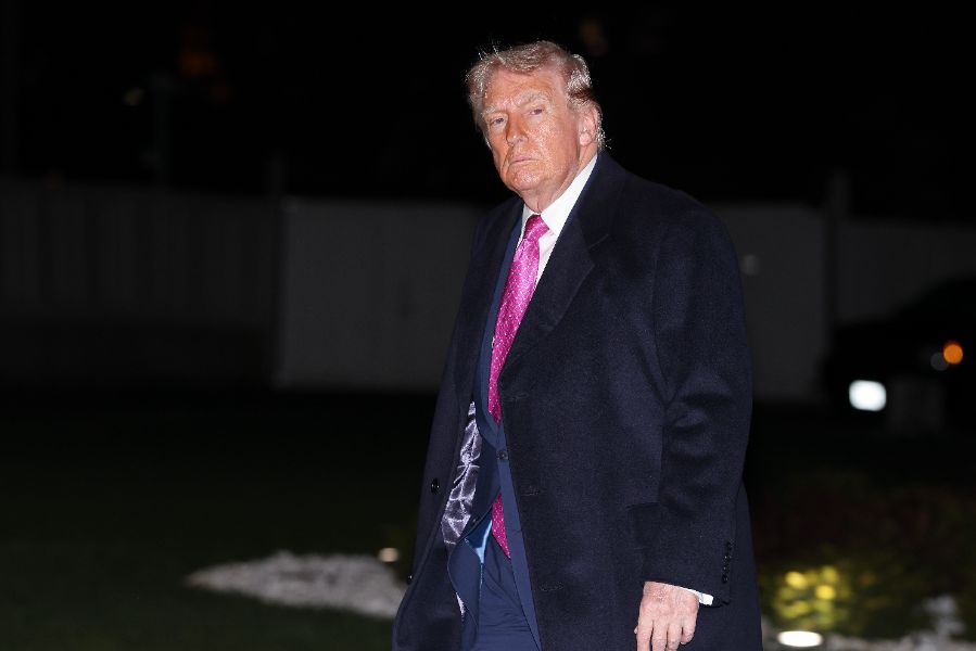 <p>Президентът на САЩ Доналд Тръмп потвърди в неделя, че под планираната бална зала на Белия дом се изгражда "масивен" военен комплекс.</p>