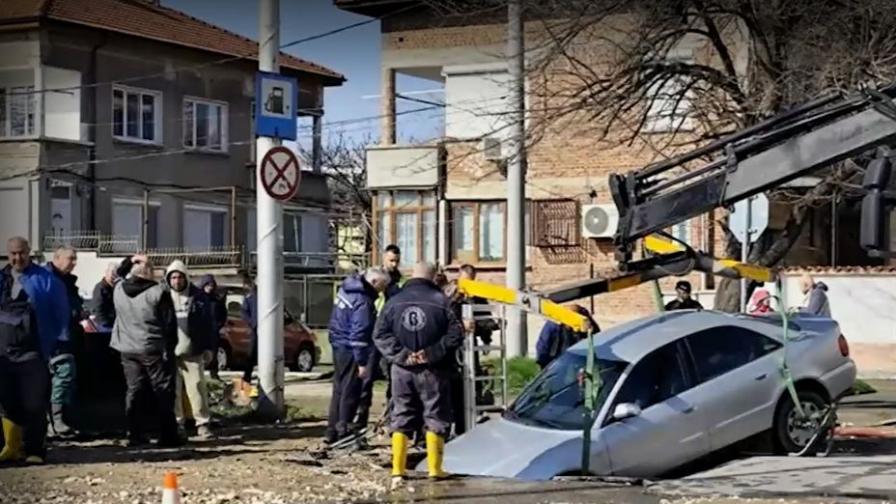 Огромна дупка "погълна" кола в Пловдив