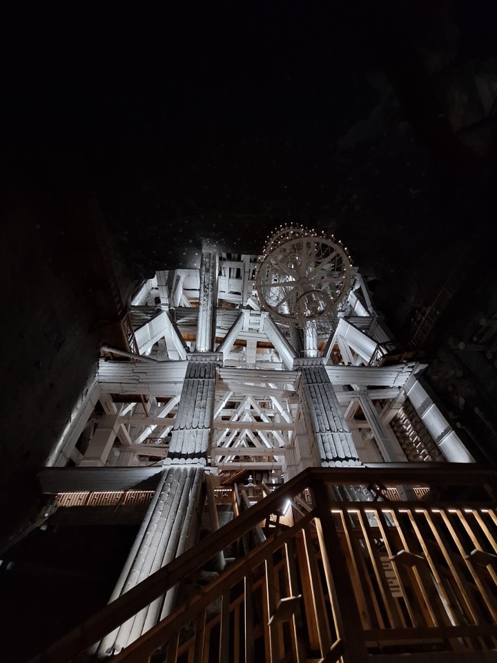 <p>Солната мина Величка край Краков, действала от XIII в. до 1996 г. , е уникален подземен град от сол в списъка на ЮНЕСКО. С над 300 км тунели и изящни параклиси , тя днес е прочута туристическа дестинация и лечебен санаториум.</p>