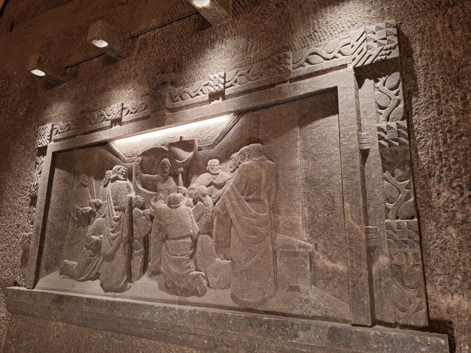 <p>Солната мина Величка край Краков, действала от XIII в. до 1996 г. , е уникален подземен град от сол в списъка на ЮНЕСКО. С над 300 км тунели и изящни параклиси , тя днес е прочута туристическа дестинация и лечебен санаториум.</p>