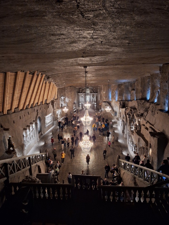 <p>Солната мина Величка край Краков, действала от XIII в. до 1996 г. , е уникален подземен град от сол в списъка на ЮНЕСКО. С над 300 км тунели и изящни параклиси , тя днес е прочута туристическа дестинация и лечебен санаториум.</p>