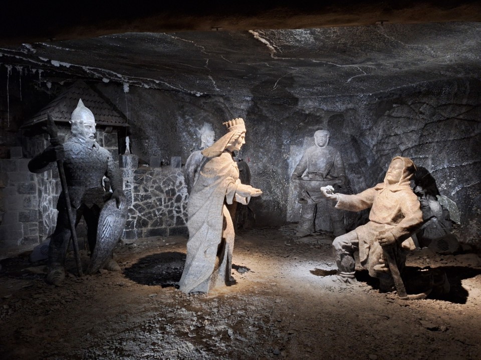 <p>Солната мина Величка край Краков, действала от XIII в. до 1996 г. , е уникален подземен град от сол в списъка на ЮНЕСКО. С над 300 км тунели и изящни параклиси , тя днес е прочута туристическа дестинация и лечебен санаториум.</p>