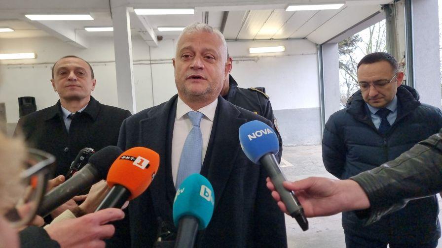 Вътрешният министър: Дори във фризьорски салони се откриват списъци с имена и приготвени пари