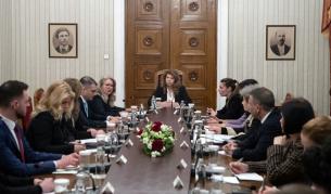 Заради високите цени: Президентът Йотова разговаря с двама министри
