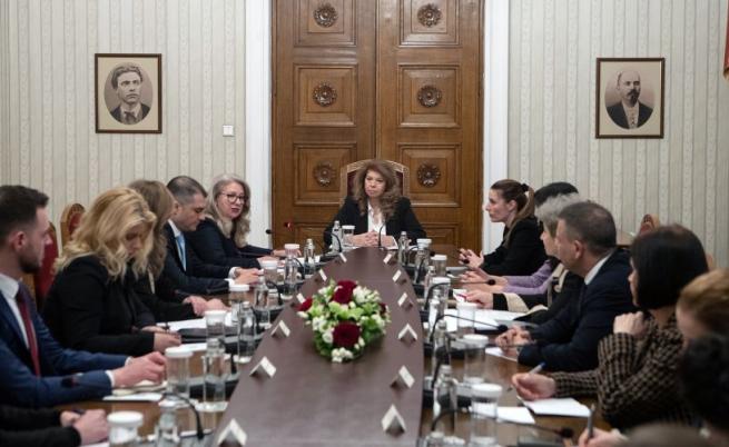 Заради високите цени: Президентът Йотова разговаря с двама министри