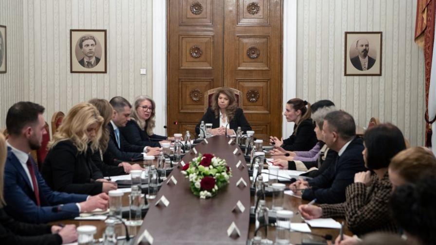 Заради високите цени: Президентът Йотова разговаря с двама министри