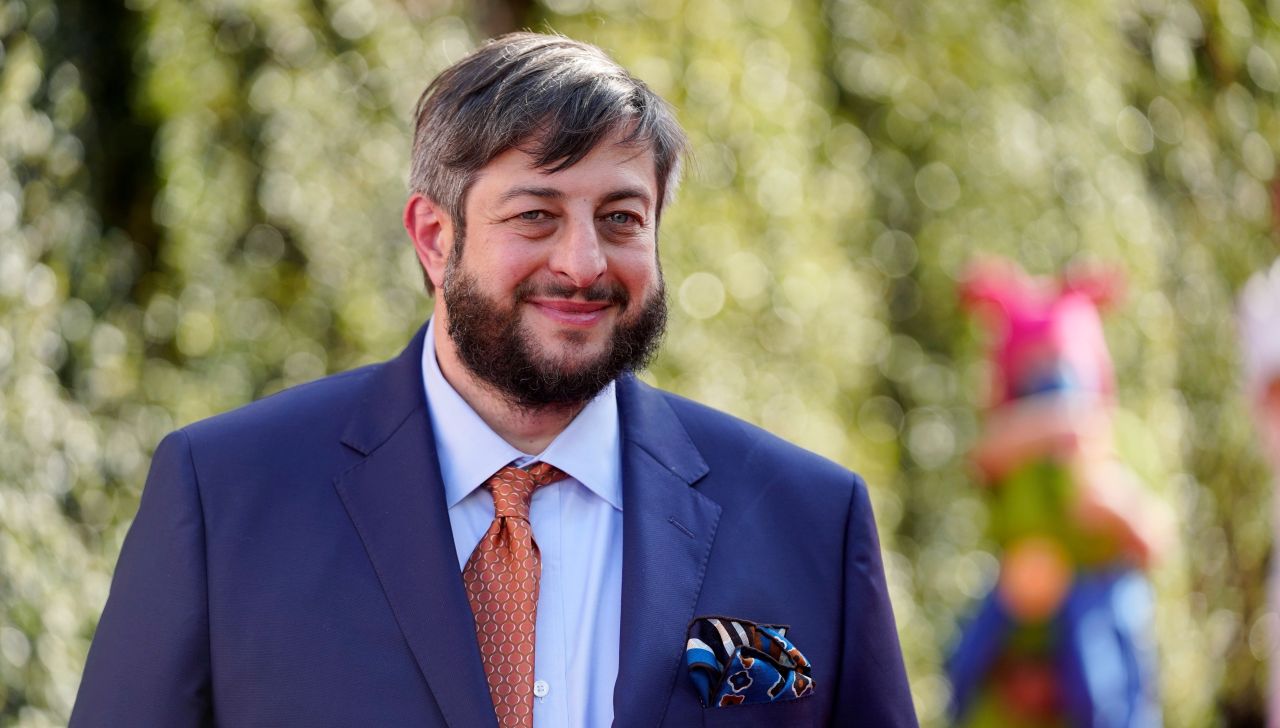 Спасиха актьор, след като катастрофира и колата му пламна