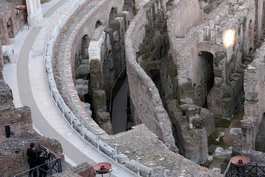 <p>Папа Лъв Четиринадесети носеше кръста по целия Кръстен път на Римския Колизеум на католическия Разпети петък, като стана първият предстоятел на римокателическата църква от десетилетия насам, който минава по всички 14 спирки, предаде Асошиейтед прес.</p>