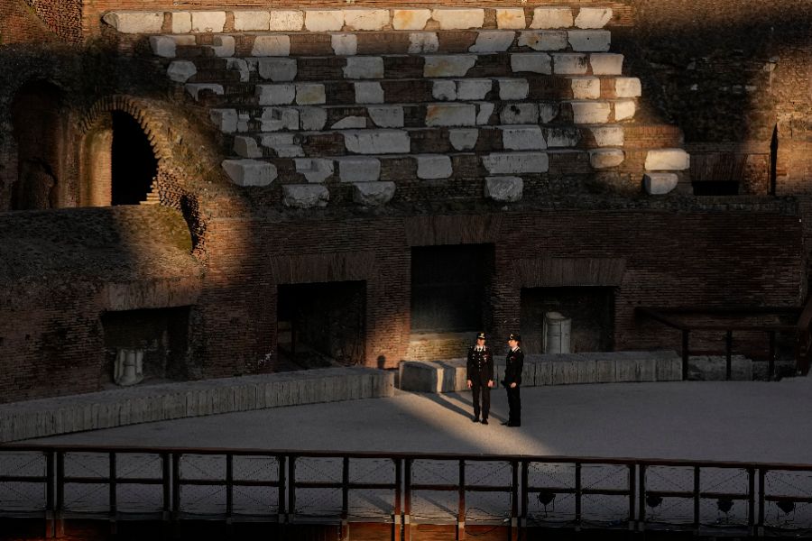 <p>Папа Лъв Четиринадесети носеше кръста по целия Кръстен път на Римския Колизеум на католическия Разпети петък, като стана първият предстоятел на римокателическата църква от десетилетия насам, който минава по всички 14 спирки, предаде Асошиейтед прес.</p>