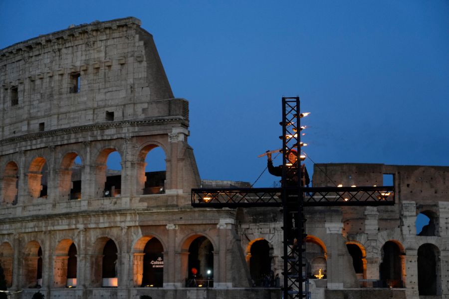 <p>Папа Лъв Четиринадесети носеше кръста по целия Кръстен път на Римския Колизеум на католическия Разпети петък, като стана първият предстоятел на римокателическата църква от десетилетия насам, който минава по всички 14 спирки, предаде Асошиейтед прес.</p>