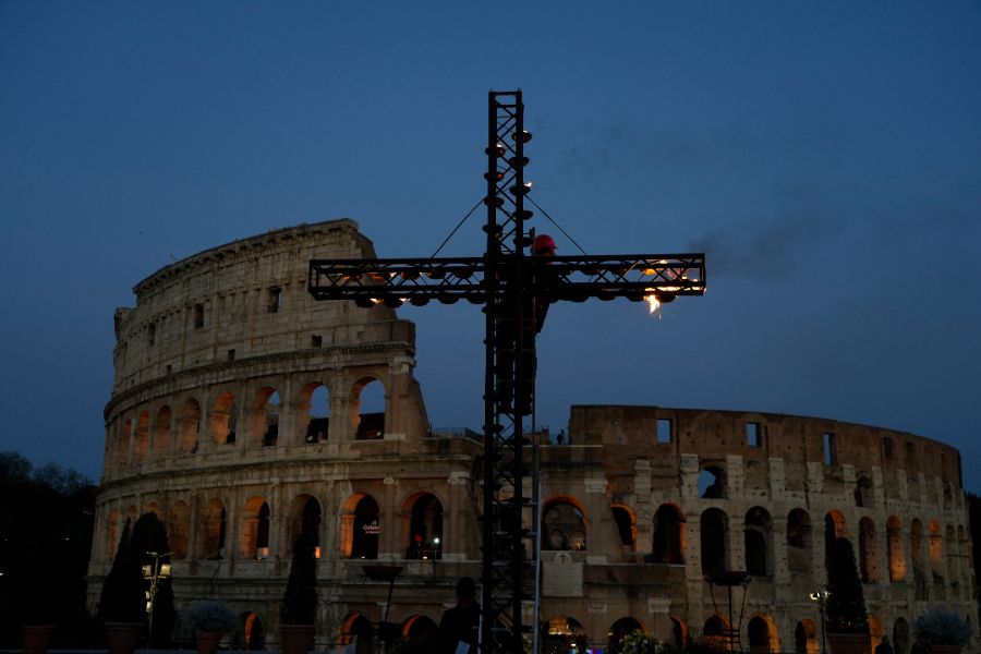 <p>Папа Лъв Четиринадесети носеше кръста по целия Кръстен път на Римския Колизеум на католическия Разпети петък, като стана първият предстоятел на римокателическата църква от десетилетия насам, който минава по всички 14 спирки, предаде Асошиейтед прес.</p>