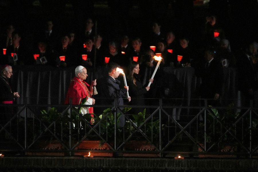 <p>Папа Лъв Четиринадесети носеше кръста по целия Кръстен път на Римския Колизеум на католическия Разпети петък, като стана първият предстоятел на римокателическата църква от десетилетия насам, който минава по всички 14 спирки, предаде Асошиейтед прес.</p>