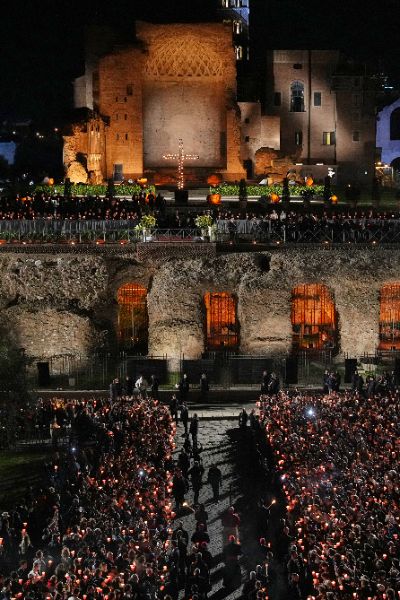 <p>Папа Лъв Четиринадесети носеше кръста по целия Кръстен път на Римския Колизеум на католическия Разпети петък, като стана първият предстоятел на римокателическата църква от десетилетия насам, който минава по всички 14 спирки, предаде Асошиейтед прес.</p>