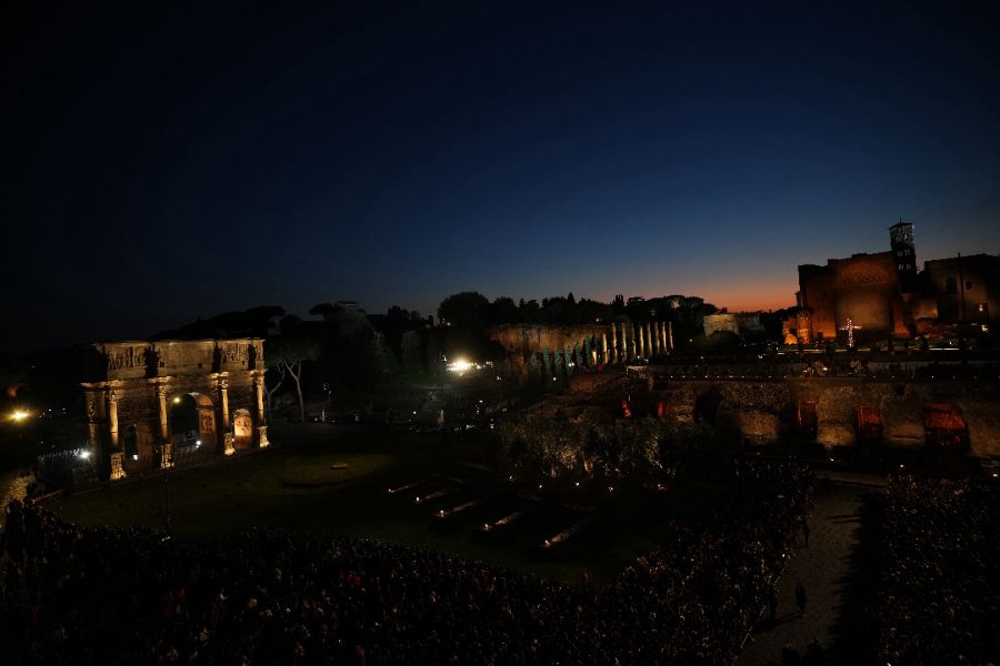 <p>Папа Лъв Четиринадесети носеше кръста по целия Кръстен път на Римския Колизеум на католическия Разпети петък, като стана първият предстоятел на римокателическата църква от десетилетия насам, който минава по всички 14 спирки, предаде Асошиейтед прес.</p>