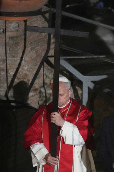 <p>Папа Лъв Четиринадесети носеше кръста по целия Кръстен път на Римския Колизеум на католическия Разпети петък, като стана първият предстоятел на римокателическата църква от десетилетия насам, който минава по всички 14 спирки, предаде Асошиейтед прес.</p>