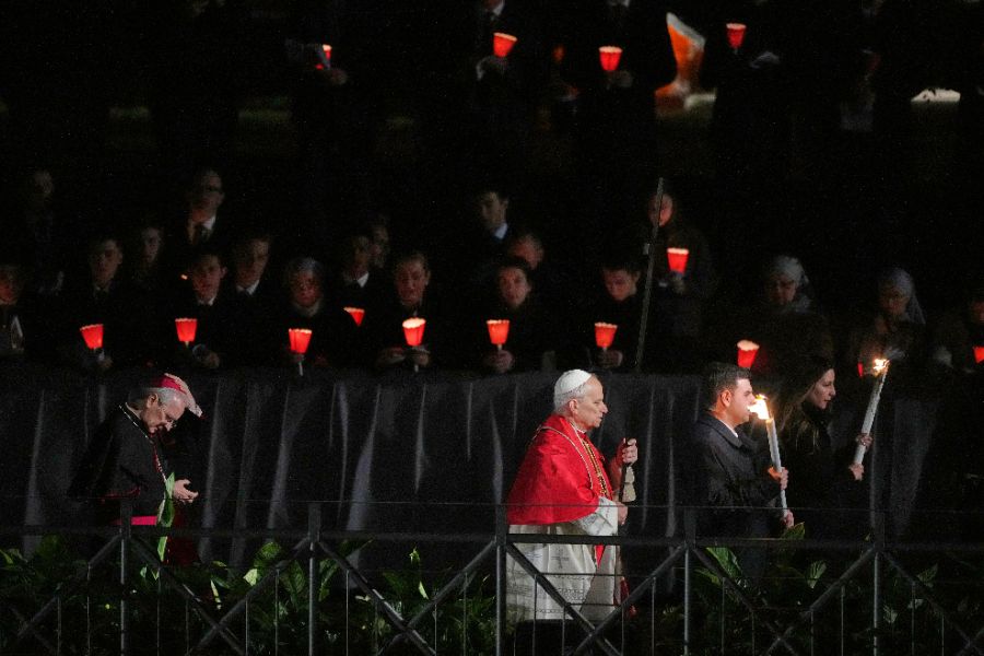 <p>Папа Лъв Четиринадесети носеше кръста по целия Кръстен път на Римския Колизеум на католическия Разпети петък, като стана първият предстоятел на римокателическата църква от десетилетия насам, който минава по всички 14 спирки, предаде Асошиейтед прес.</p>