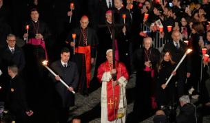 <p>"Христос все още страда": Силно послание на папата пред десетки хиляди</p>