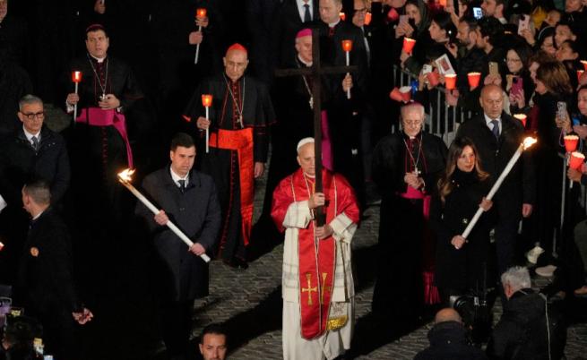 За първи път от десетилетия: Папа Лъв носи кръста по целия Кръстен път на католическия Разпети петък