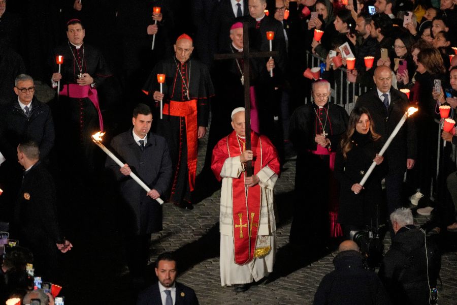 За първи път от десетилетия: Папа Лъв носи кръста по целия Кръстен път на католическия Разпети петък