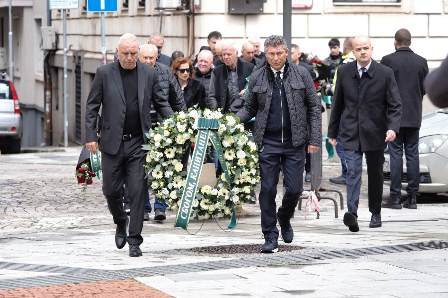 <p>България изпраща легендарния вратар Борислав Михайлов.</p>