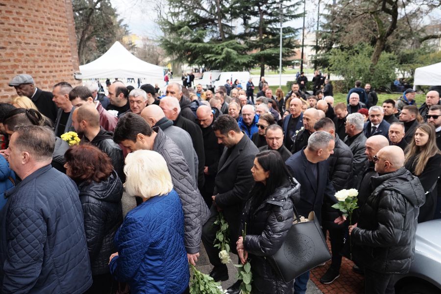 <p>България изпраща легендарния вратар Борислав Михайлов.</p>