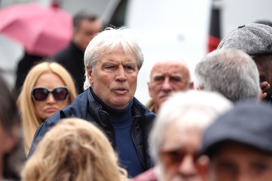 <p>България изпраща легендарния вратар Борислав Михайлов.</p>