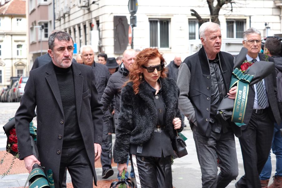 <p>България изпраща легендарния вратар Борислав Михайлов.</p>