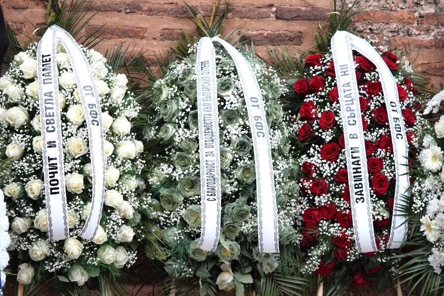 <p>България изпраща легендарния вратар Борислав Михайлов.</p>