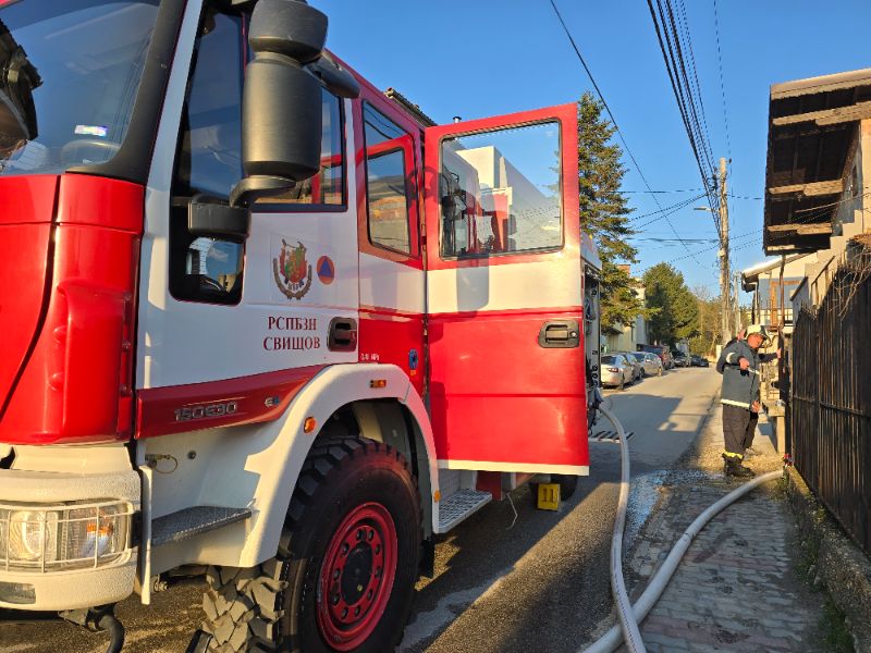 <p>Пожар гори в къща в Свищов, изведена е самотноживееща жена.</p>