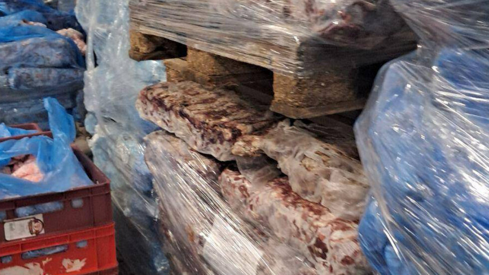 След проверки на БАБХ: Унищожават над 6,5 тона храни в предприятие край Дряново