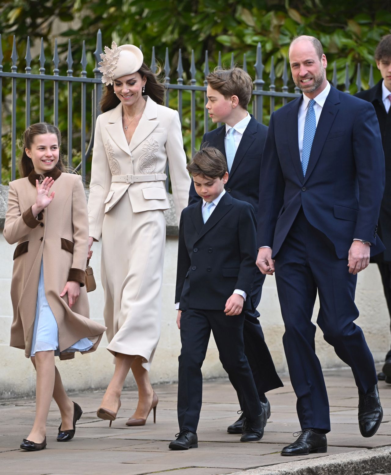 <p>Кралското семейство се събра в отлично настроение за традиционната великденска служба в параклиса &bdquo;Сейнт Джордж&ldquo; в замъка Уиндзор.</p>