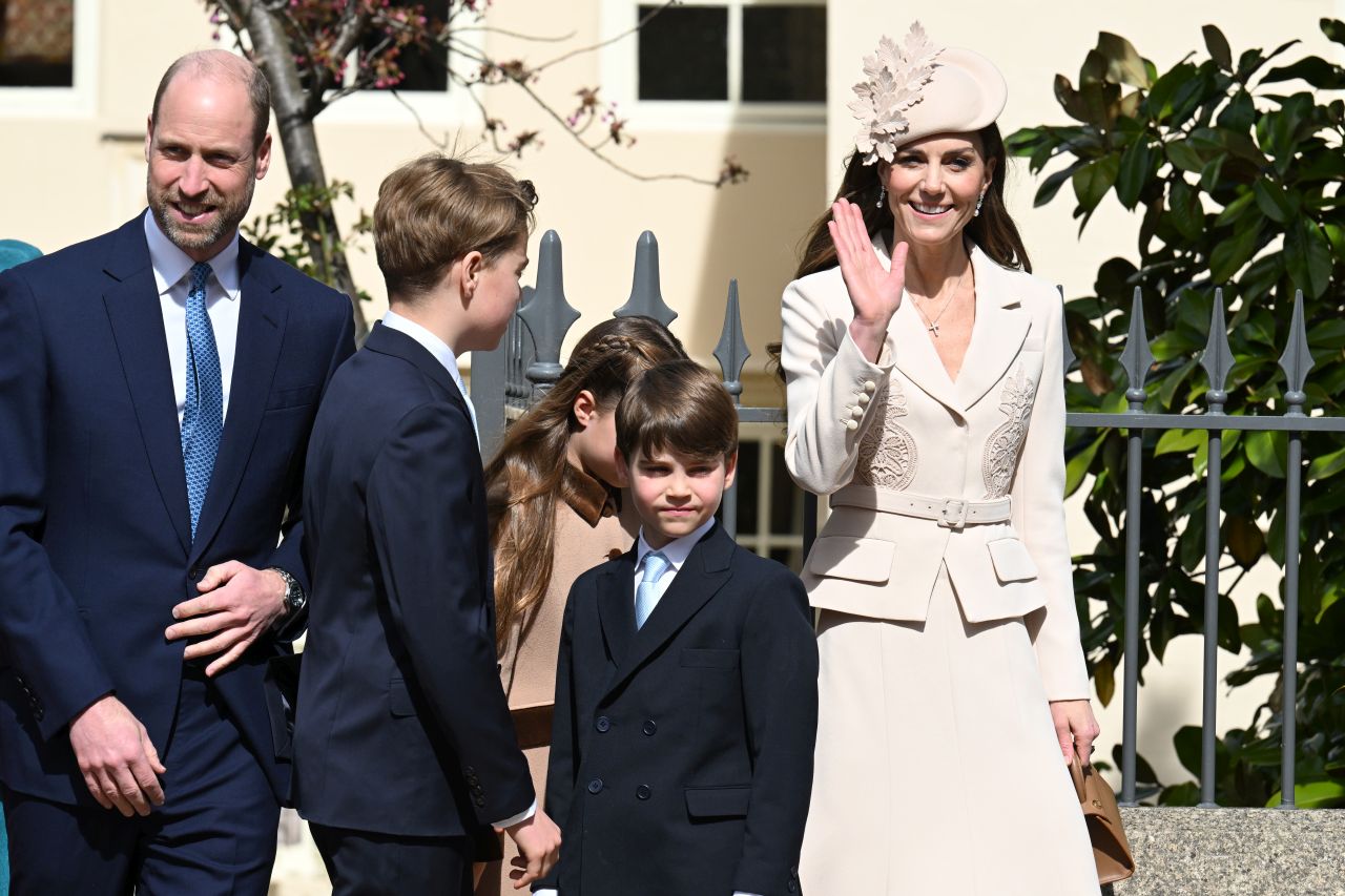 <p>Кралското семейство се събра в отлично настроение за традиционната великденска служба в параклиса &bdquo;Сейнт Джордж&ldquo; в замъка Уиндзор.</p>