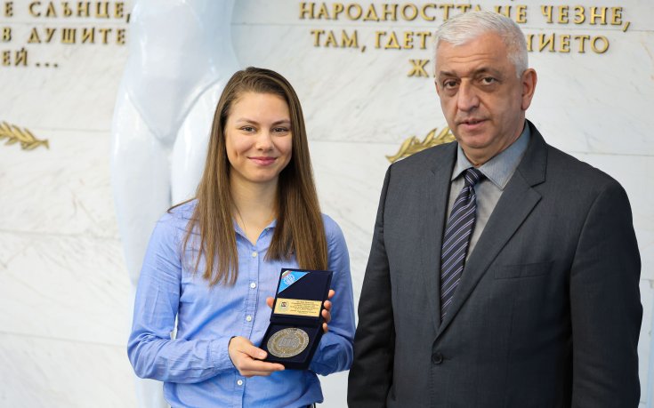 Ректорът на НСА награди Лора Христова