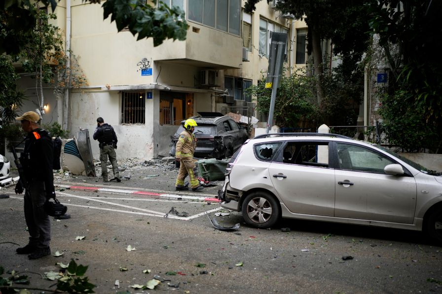 Експлозии отекнаха в Тел Авив, Иран атакува града с касетъчни бомби