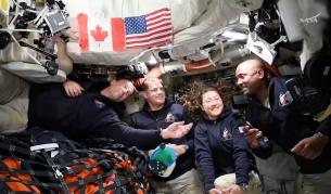 Минута мълчание в Космоса: Гафът по време на разговора на Тръмп с „Артемис II“