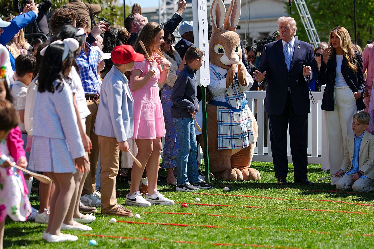 <p>Доналд и Мелания Тръмп бяха домакини на ежегодното великденско търкаляне на яйца в Белия дом. Първата дама на САЩ заяви, че нейното послание към децата на Иран е, че войната между САЩ и Израел е в тяхна полза.</p>