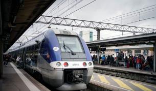 Машинист загина, а 13 пътници бяха ранени при катастрофа между влак и камион във Франция