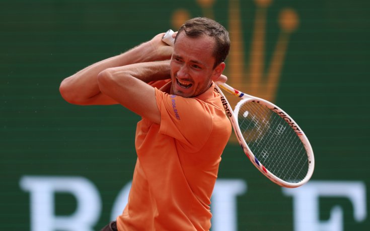 Медведев пак полудя, след като му вързаха 