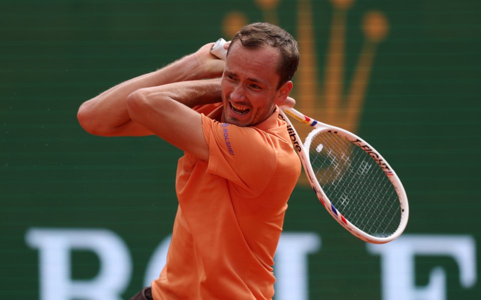 Медведев пак полудя, след като му вързаха 