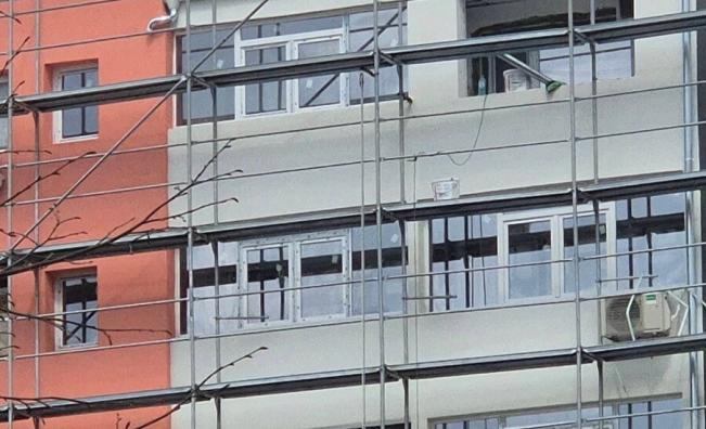 Работник е с опасност за живота след падане от скеле в Бургас