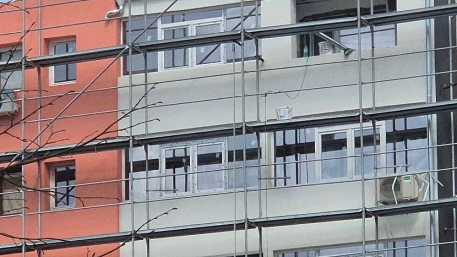 Работник е с опасност за живота след падане от скеле в Бургас