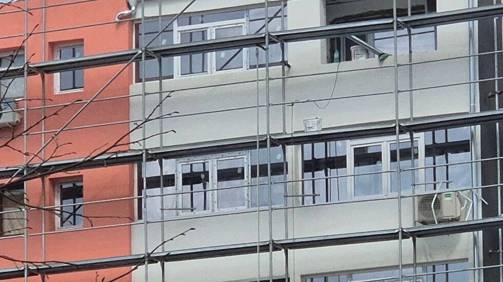 Работник е с опасност за живота след падане от скеле в Бургас