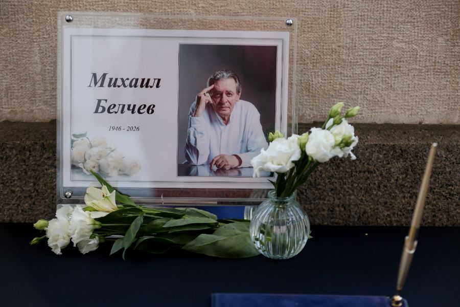 <p>Близки, приятели и граждани отдават почит пред тленните останки на композитора Михаил Белчев.</p>