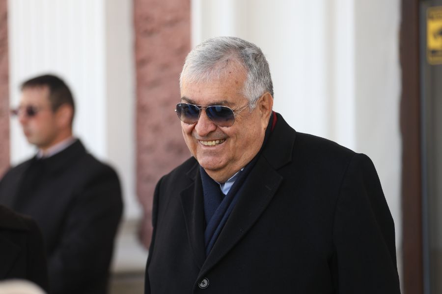 <p>Близки, приятели и граждани отдават почит пред тленните останки на композитора Михаил Белчев.</p>