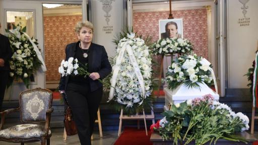 Близки, приятели и граждани отдават почит пред тленните останки на Михаил Белчев