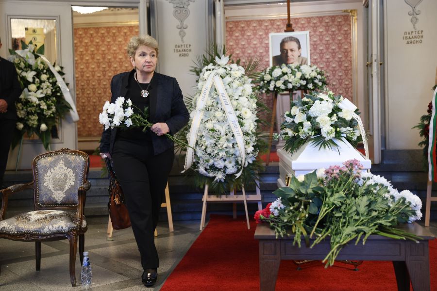 <p>Близки, приятели и граждани отдават почит пред тленните останки на композитора Михаил Белчев.</p>